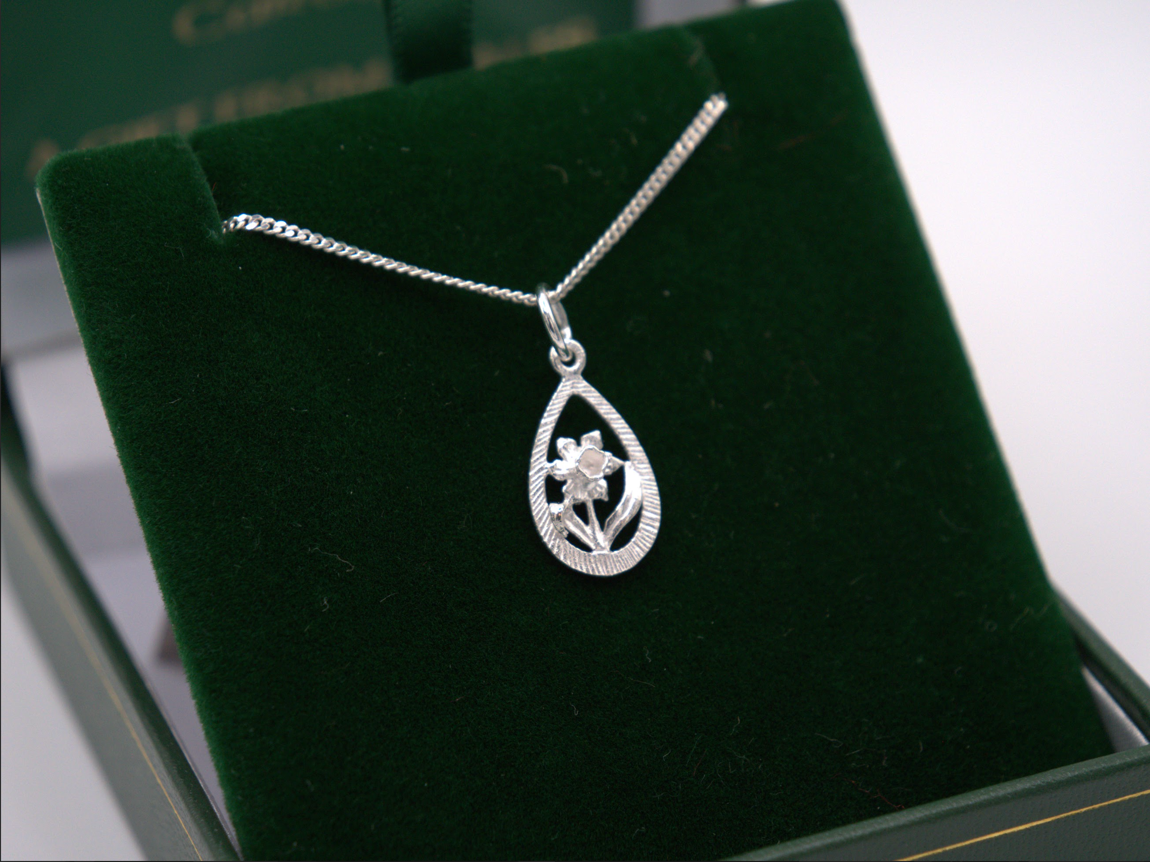 Oval Daffodil Necklace
